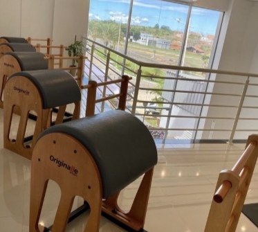 Barrels de pilates junto à janela com vista