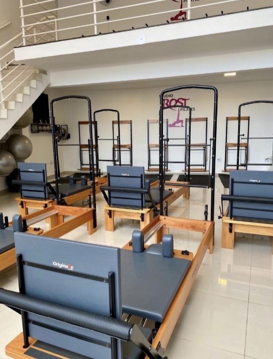 Sala do Studio Rost com Reformers e Cadillacs vista do mezanino